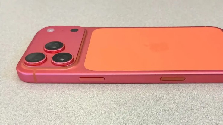 Một mẫu iPhone 17 Pro Max màu cam vũ trụ bỗng chuyển sang màu hồng.