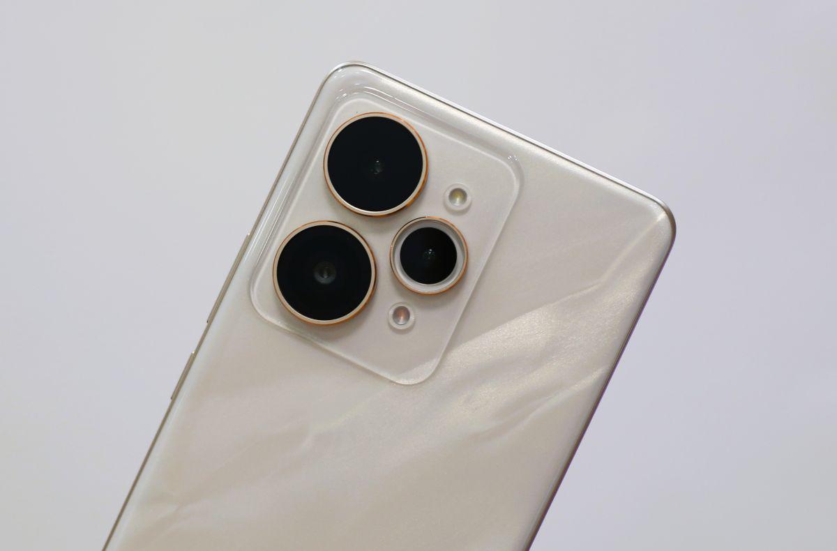 Cụm 3 camera sau&nbsp;gồm camera chính 50MP, camera tele x2 và camera góc rộng 0.6x.