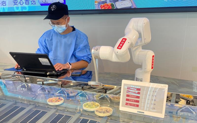 nha hang thong minh,  dich vu an uong,  nha hang Thuong Hai,  robot nau an anh 2