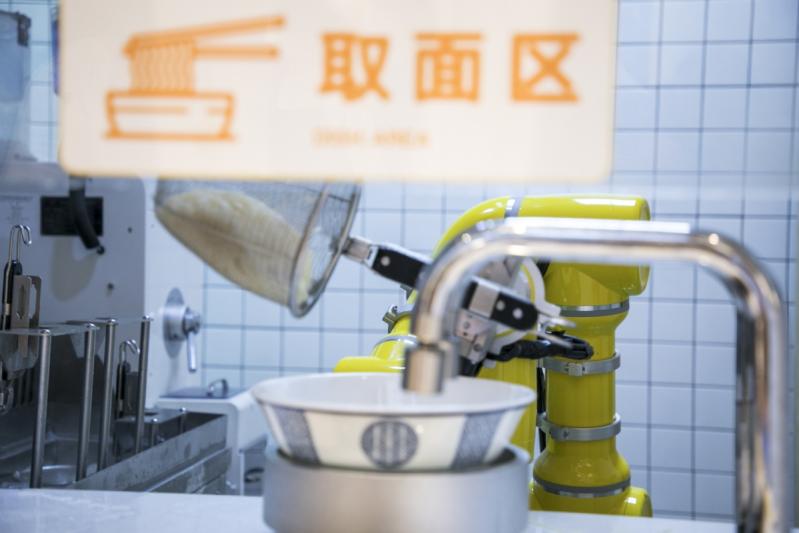 nha hang thong minh,  dich vu an uong,  nha hang Thuong Hai,  robot nau an anh 3