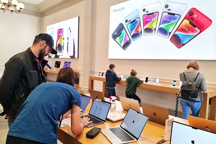Những khách hàng nhanh chóng đến nhận AirTag tại cửa hàng Apple hoặc dùng dịch vụ chuyển phát nhanh có thể tận dụng cơ hội "1-0-2" này.