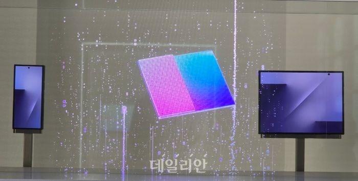 smartphone man hinh gap,  Galaxy Z Fold7,  smartphone gap ba,  smartphone gap Samsung,  Samsung APEC 2025 anh 3