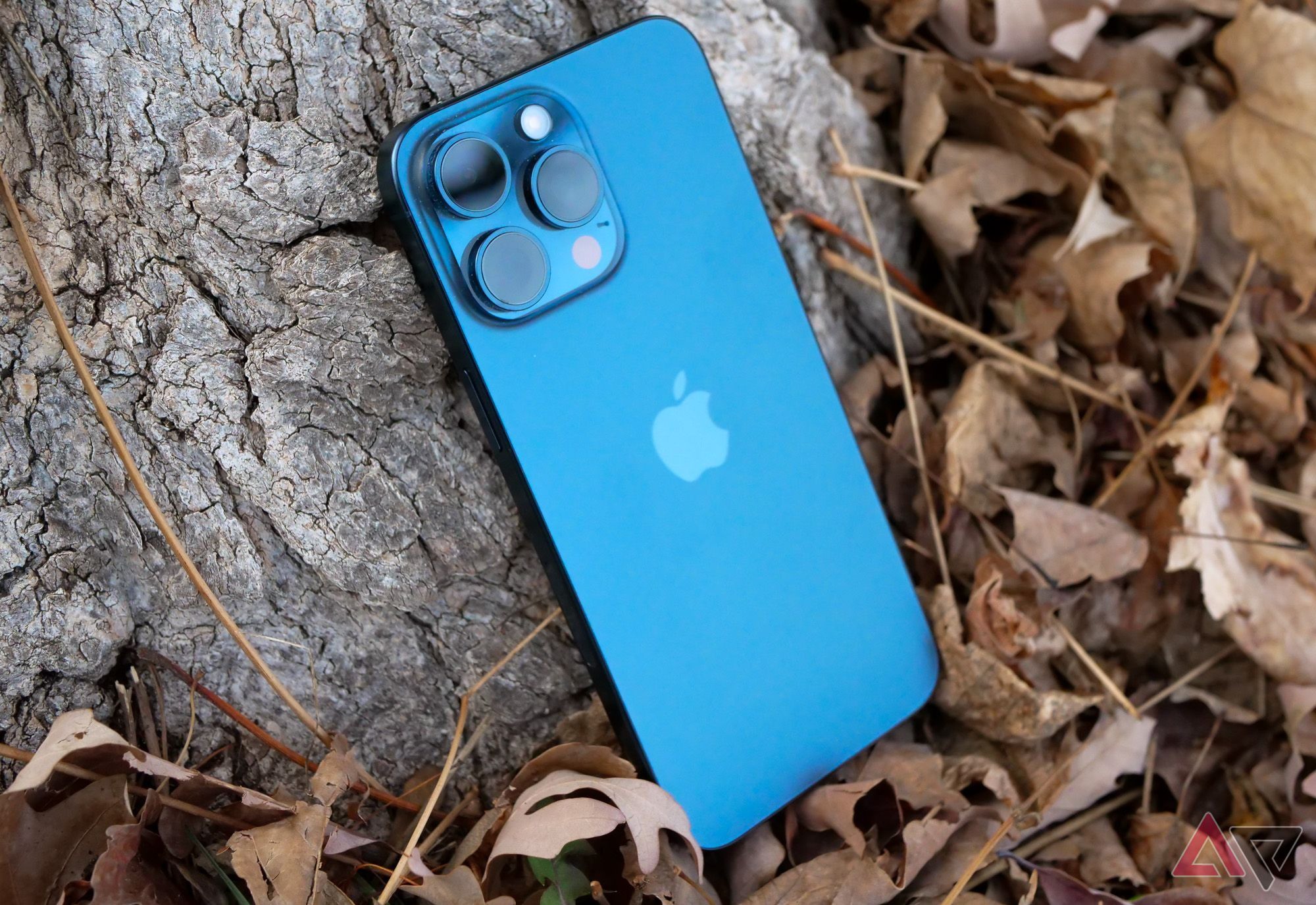 iPhone 15 Pro không chỉ bền bỉ mà còn là mẫu&nbsp;iPhone Pro nhẹ nhất