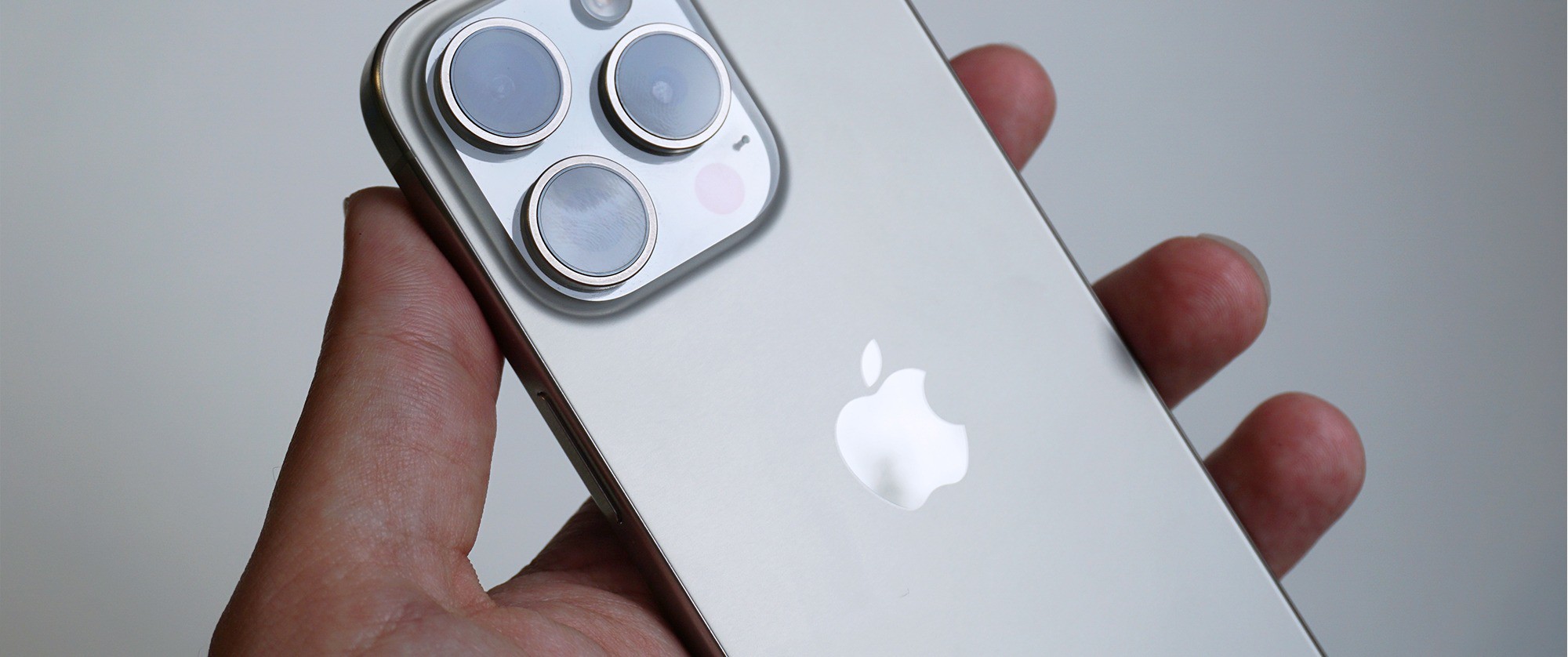 iPhone 15 Pro được săn đón nhờ khung titan sang trọng