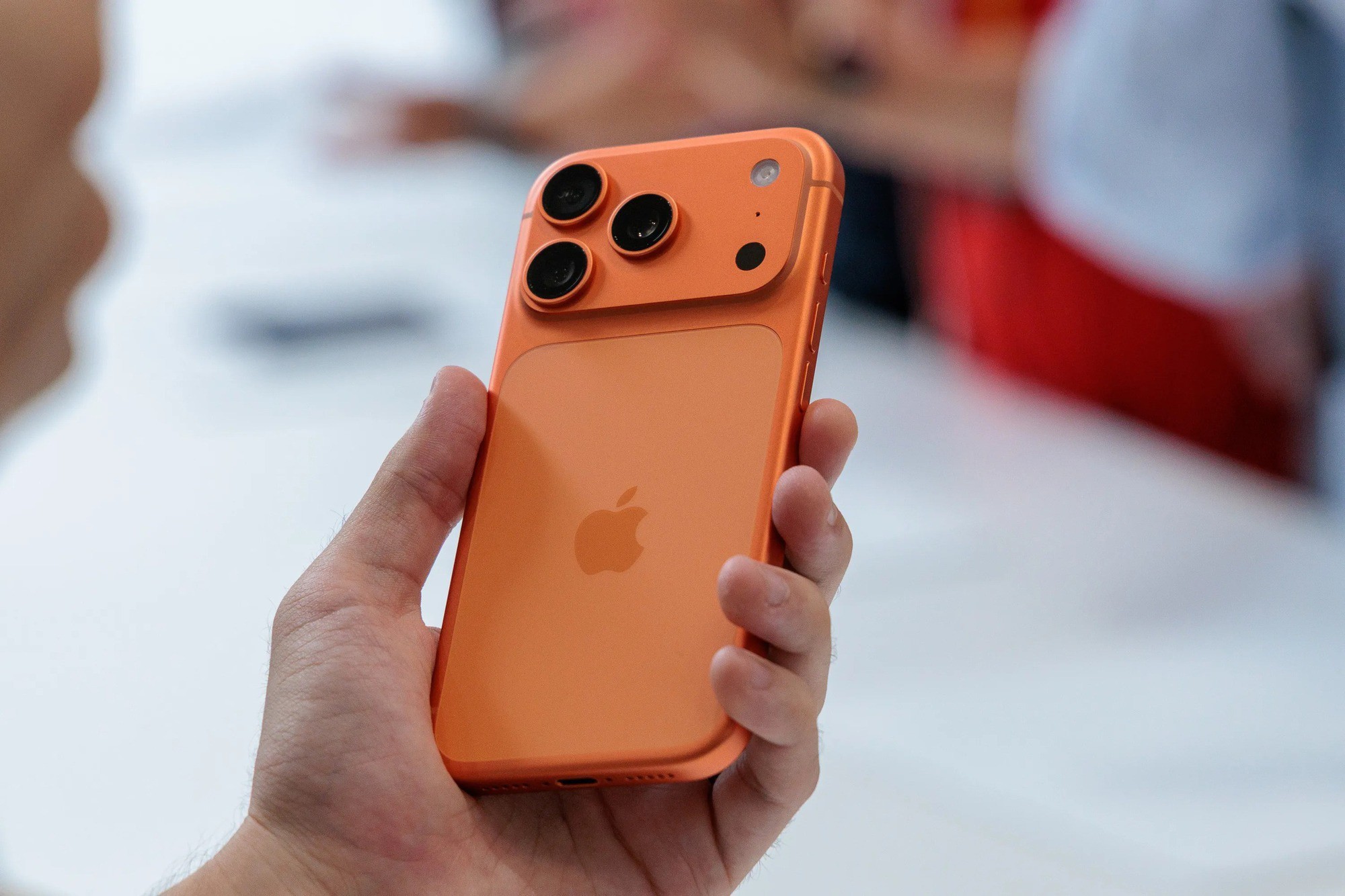 iPhone 17 Pro Max màu cam vũ trụ
