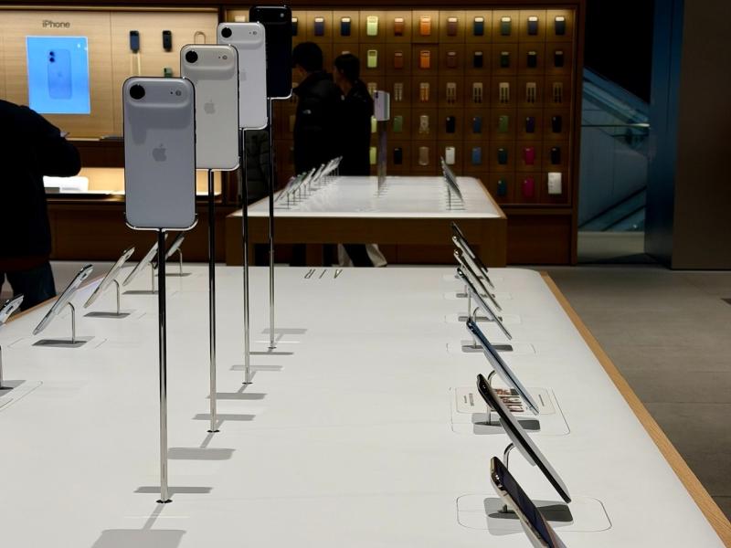 Apple iPhone Air,  Samsung Galaxy S25 Edge,  smartphone sieu mong,  danh gia iPhone Air,  doanh so Apple anh 3