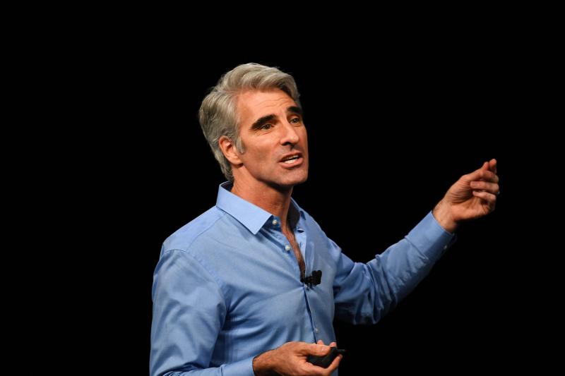 CEO Apple Tim Cook,  Tim Cook la ai,  John Ternus la ai,  Craig Federighi la ai,  Apple iPhone anh 2