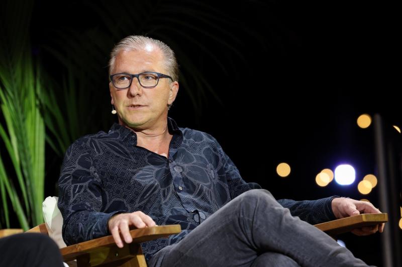 CEO Apple Tim Cook,  Tim Cook la ai,  John Ternus la ai,  Craig Federighi la ai,  Apple iPhone anh 4