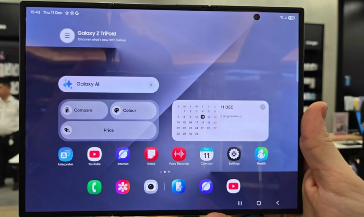 Galaxy Z TriFold khi mở ra có màn hình gần 10 inch. Ảnh: PhoneArena