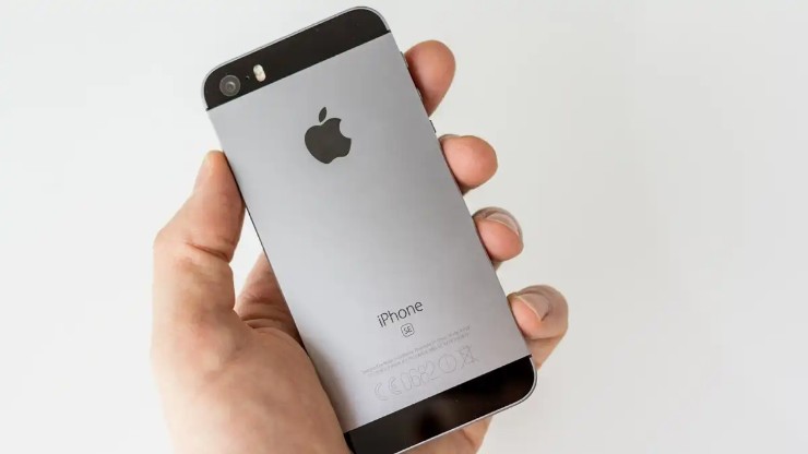 Việc khó khăn trong quá trình tìm linh kiện là lý do khiến người dùng nên tránh xa iPhone SE đời đầu.