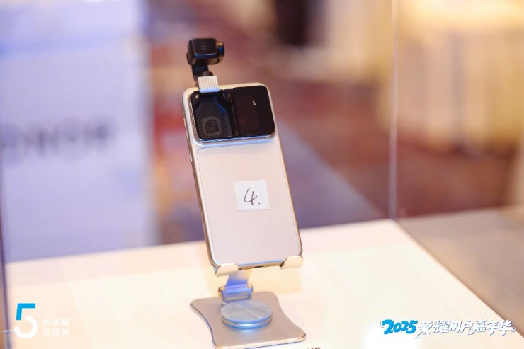 Điện thoại Robot tích hợp AI không còn chỉ là ý tưởng điên rồ - 2