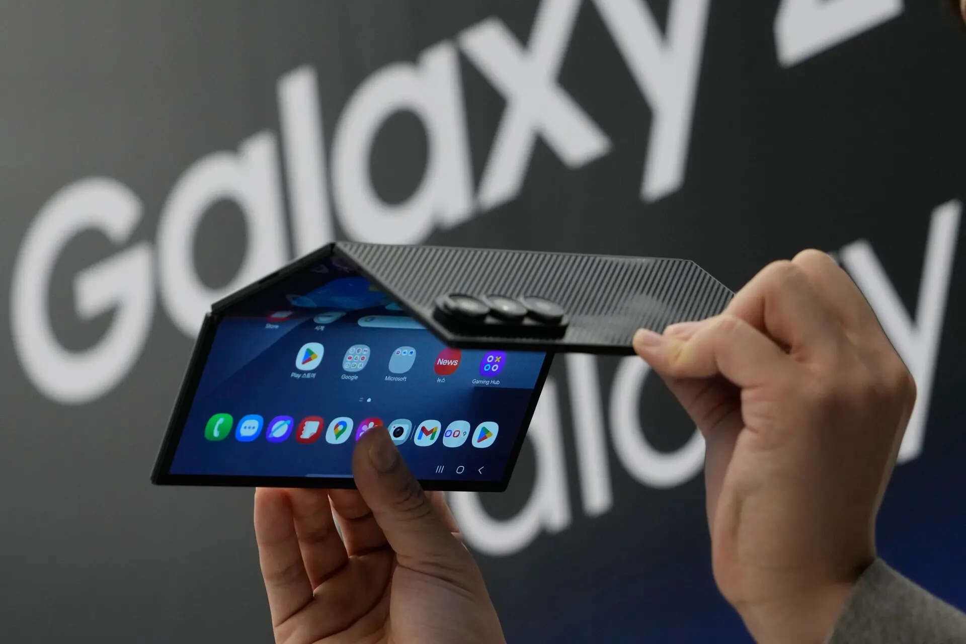 Đây là điều sẽ xảy ra khi gập Galaxy Z TriFold sai cách - 2