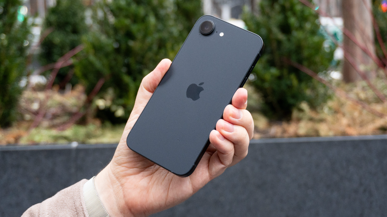 iPhone 16e.
