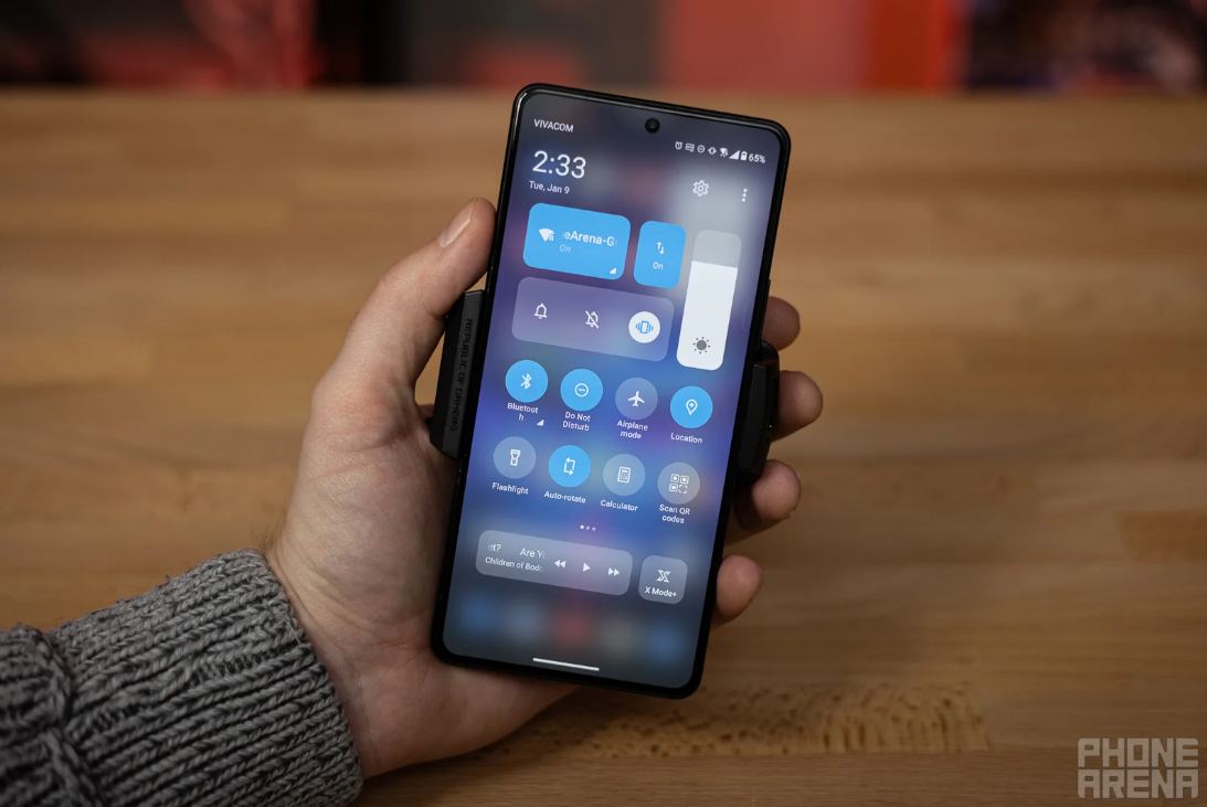 ROG Phone 8 bắt đầu chuyển mình sang thiết kế quen thuộc của smartphone thông thường.