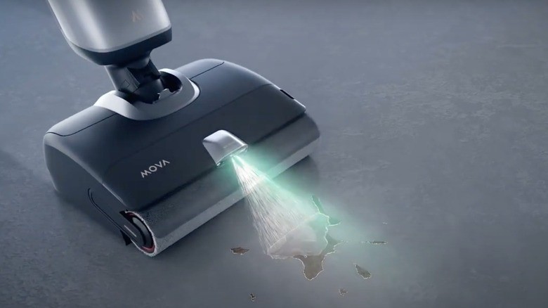Mova X4 Pro lau sàn bằng nước nóng.