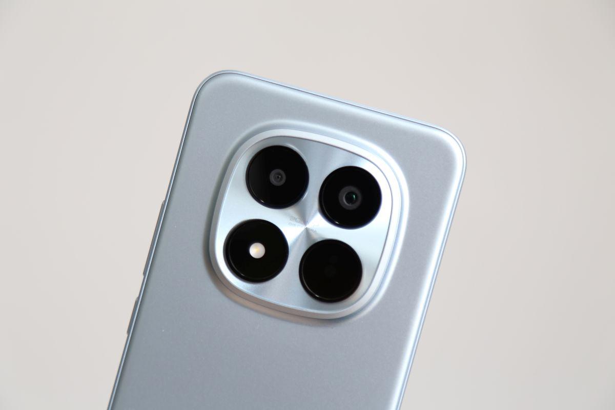Cận cảnh cụm camera của Redmi Note 15 Pro+ 5G.