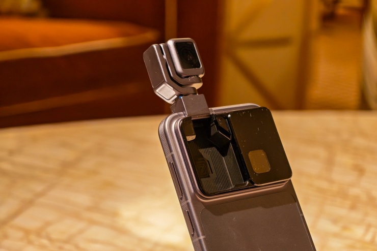 Điện thoại Robot Phone được bán vào tháng 3 - 4