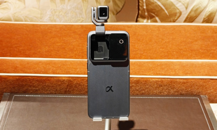 Điện thoại Robot Phone được bán vào tháng 3 - 7