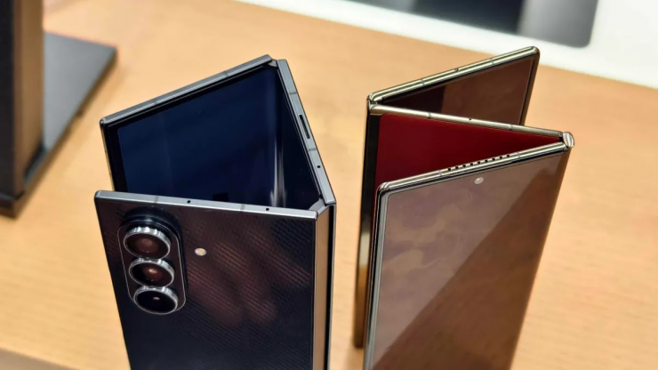 Cùng là điện thoại gập ba nhưng vị trí bản lề của Galaxy Z TriFold (trái) và Huawei Mate XT lại khác nhau. Ảnh: Cnet