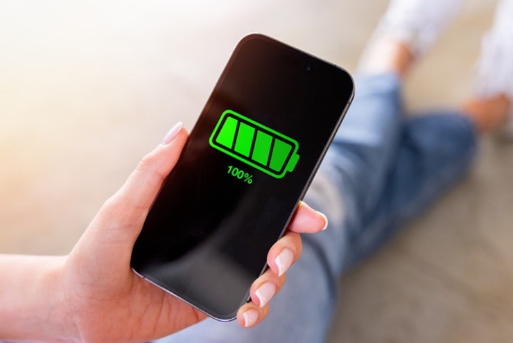 Hãy bỏ ngay suy nghĩ sạc smartphone đến 100% sẽ giúp pin bền hơn.