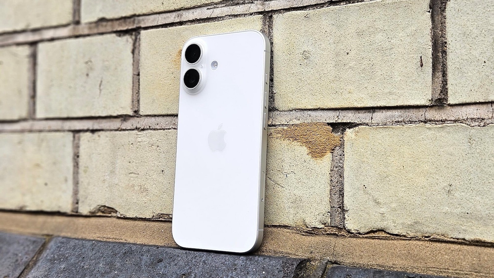 So sánh iPhone 17 và iPhone 16: Nâng cấp hiệu năng, camera và pin ấn tượng - 2