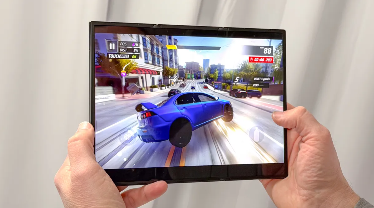 Trải nghiệm chơi game trên&nbsp;Galaxy Z TriFold khá "đã".