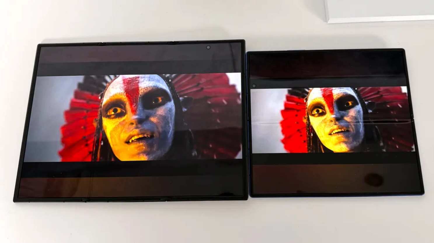 Galaxy Z TriFold (bên trái) và&nbsp;Galaxy Z Fold 7 (bên phải).
