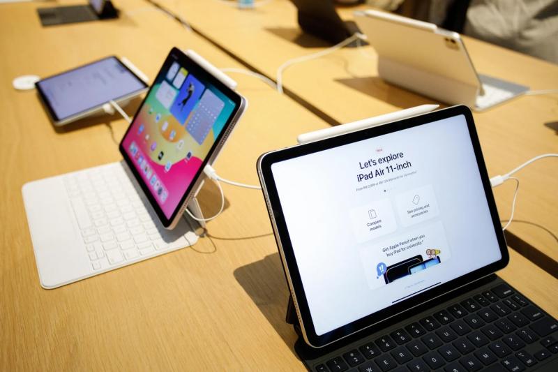 Apple iPhone 17e,  Apple iPad Air M4,  Apple MacBook Pro M5,  tin don iPhone 17e anh 2