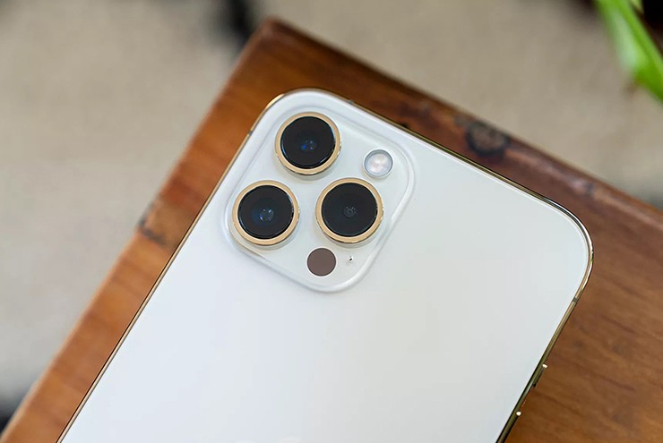 Ba camera ở mặt sau cung cấp chất lượng ảnh tốt.