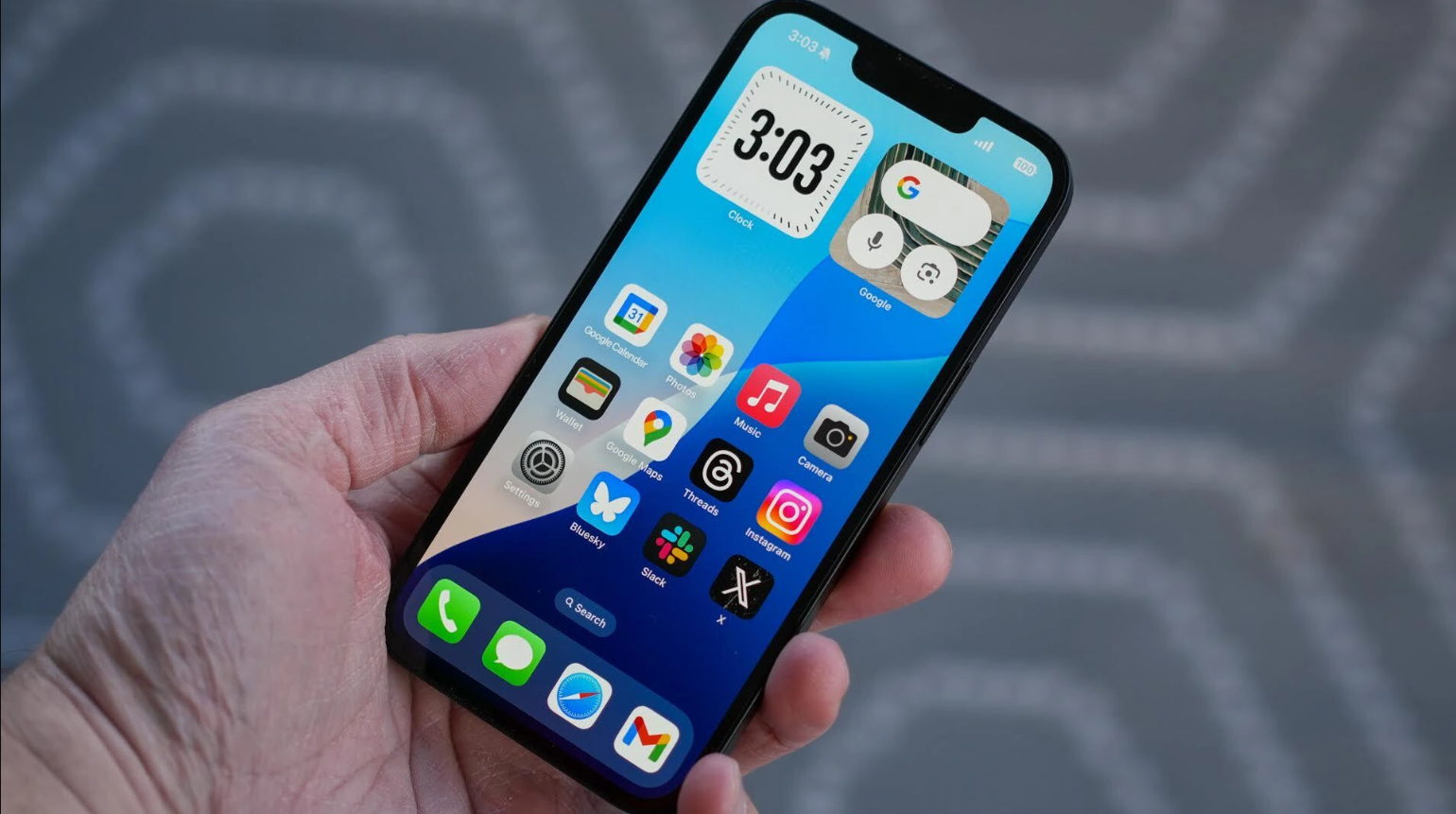iPhone 16e.
