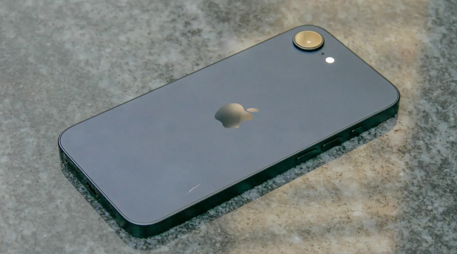 iPhone 16e.