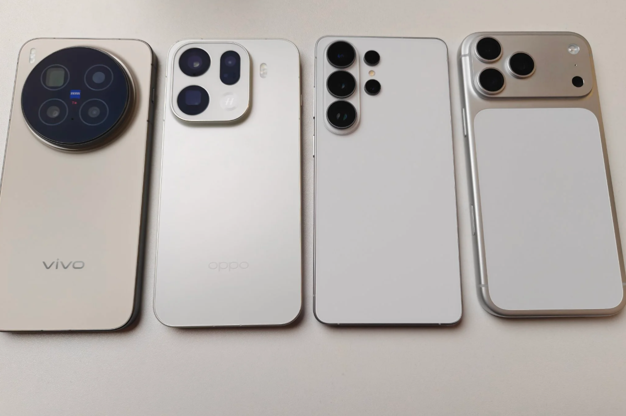 Galaxy S26 Ultra khi đặt cạnh các flagship khác.