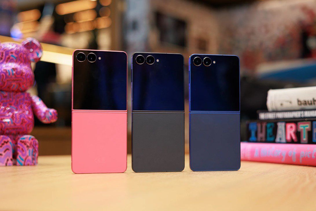 Ảnh concept iPhone màn hình gập kiểu vỏ sò.