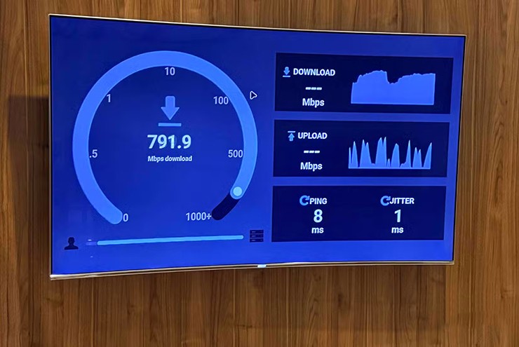 Cùng đường truyền, nhưng cổng Ethernet đang hạn chế băng thông so với Wi-Fi.