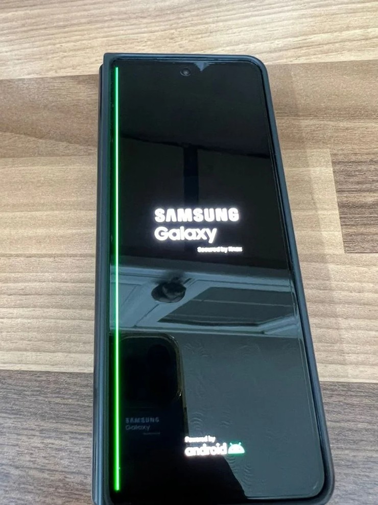 Chiếc Galaxy S21 Ultra và Galaxy Note20 Ultra bị sự cố màn hình sọc xanh trước đây.