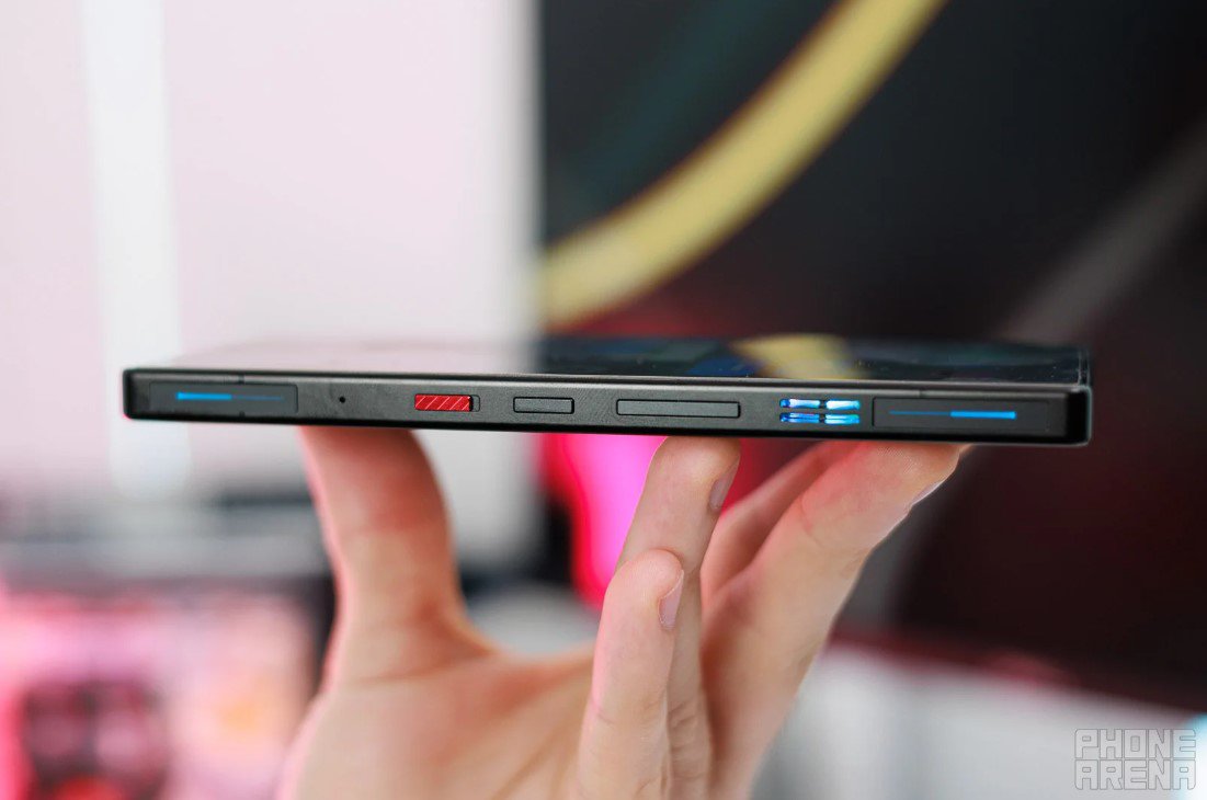 RedMagic 11S Pro có nhiều nút bấm phụ trợ.