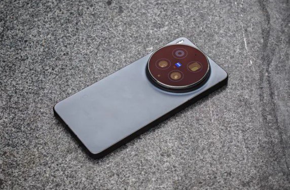 Cận cảnh camera sau của Vivo X300 Ultra.