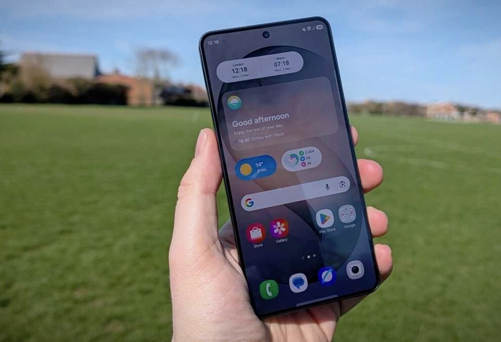 Màn hình Xiaomi 17T Pro (trái) có độ sáng và tần số quét trội hơn Samsung Galaxy S26+ (phải).