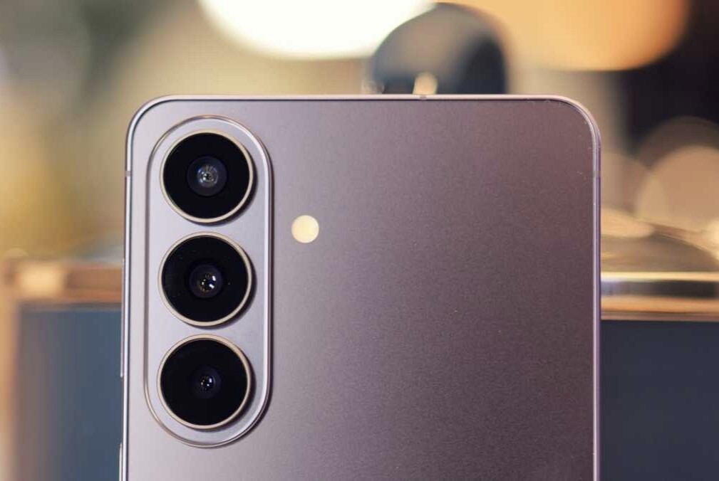Cụm camera dạng vuông của Xiaomi 17T Pro (trái) và dạng chạy dọc của Samsung Galaxy S26+ (phải).