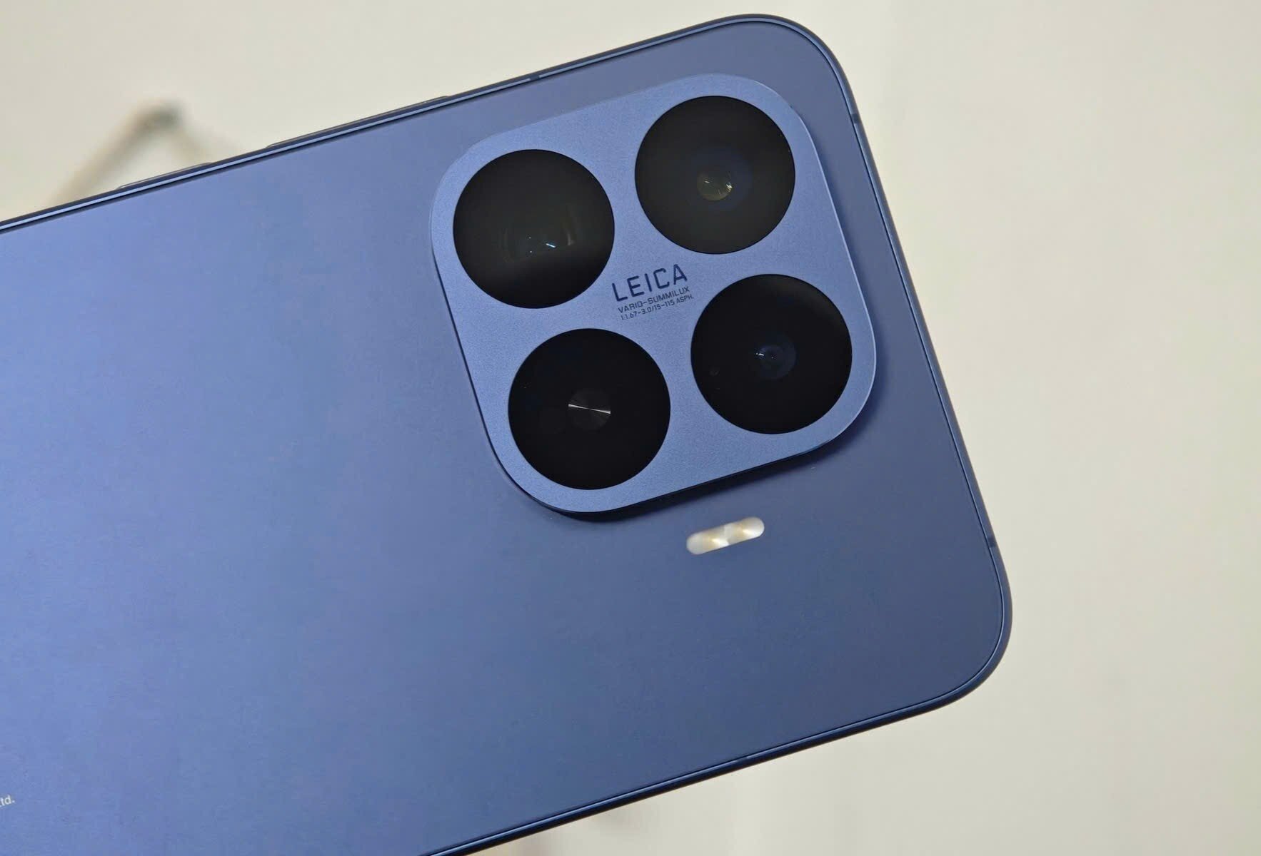 Cụm camera dạng vuông của Xiaomi 17T Pro (trái) và dạng chạy dọc của Samsung Galaxy S26+ (phải).