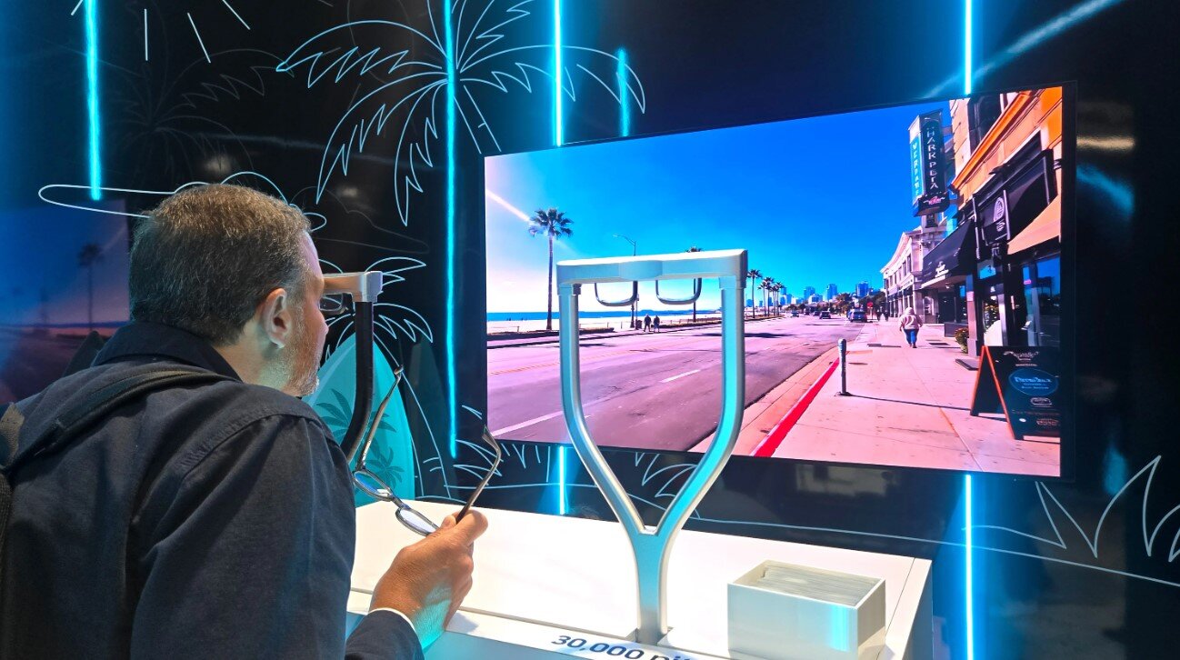 Mẫu thử nghiệm kính AR của Samsung tại triển lãm AWE USA 2026.
