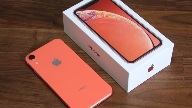 Còn Coral là sự pha trộn giữa màu cam và hồng với độ bão hòa cao, xuất hiện trên iPhone XR ra mắt năm 2018. Đây là một trong những màu nổi bật nhất của Apple thời kỳ sử dụng mặt lưng nhiều màu sắc và chưa từng quay trở lại ở các thế hệ sau.