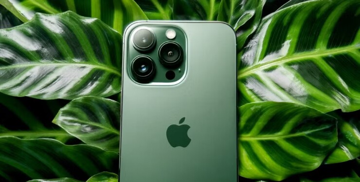 Alpine Green được Apple bổ sung giữa vòng đời iPhone 13 Pro vào tháng 3/2022. Màu xanh rừng ánh kim này chỉ được bán khoảng 6 tháng trước khi dòng iPhone 14 ra mắt, khiến nó trở thành một trong những màu có thời gian xuất hiện ngắn nhất.