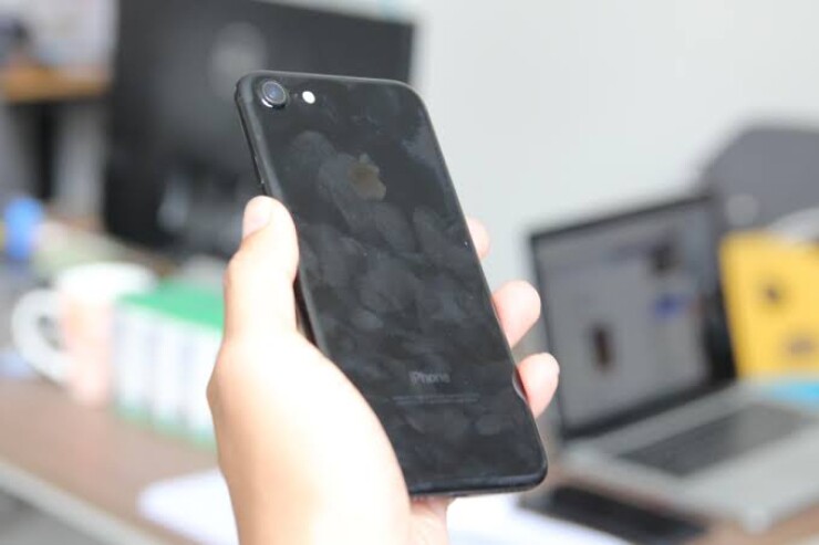 Jet Black là màu đen bóng như gương trên iPhone 7 và 7 Plus. Dù được người dùng yêu thích nhờ vẻ ngoài cao cấp, lớp hoàn thiện này rất dễ bám vân tay và trầy xước, khiến Apple không tiếp tục sử dụng trên các thế hệ iPhone sau.