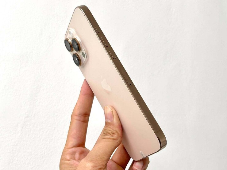 Desert Titanium là màu đặc trưng của iPhone 16 Pro, sở hữu tông titan vàng cát pha nâu nhẹ thay vì ánh vàng truyền thống. Màu này được sản xuất trong khoảng một năm rồi nhường chỗ cho màu Cosmic Orange trên thế hệ kế tiếp.