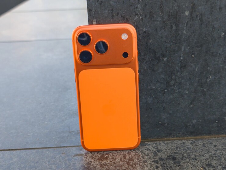 Cosmic Orange là màu cam ánh kim nổi bật trên iPhone 17 Pro. Dù vẫn đang được Apple bán trên thị trường, nhưng có thể đây là màu hiếm vì chỉ xuất hiện trên một thế hệ, tương tự các màu đặc biệt khác của dòng Pro.