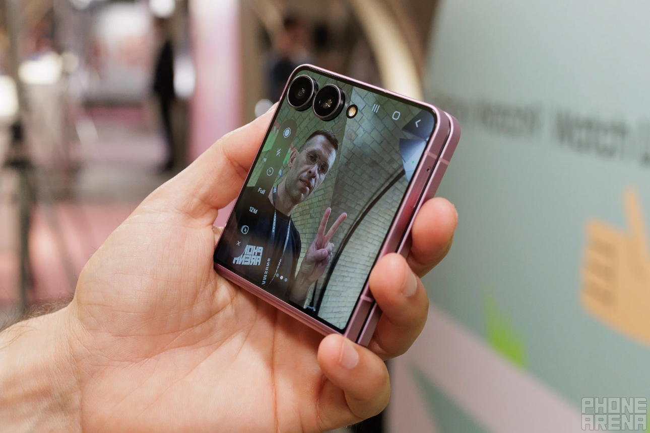 Màn hình ngoài siêu tiện lợi của&nbsp;Galaxy Z Flip 8.