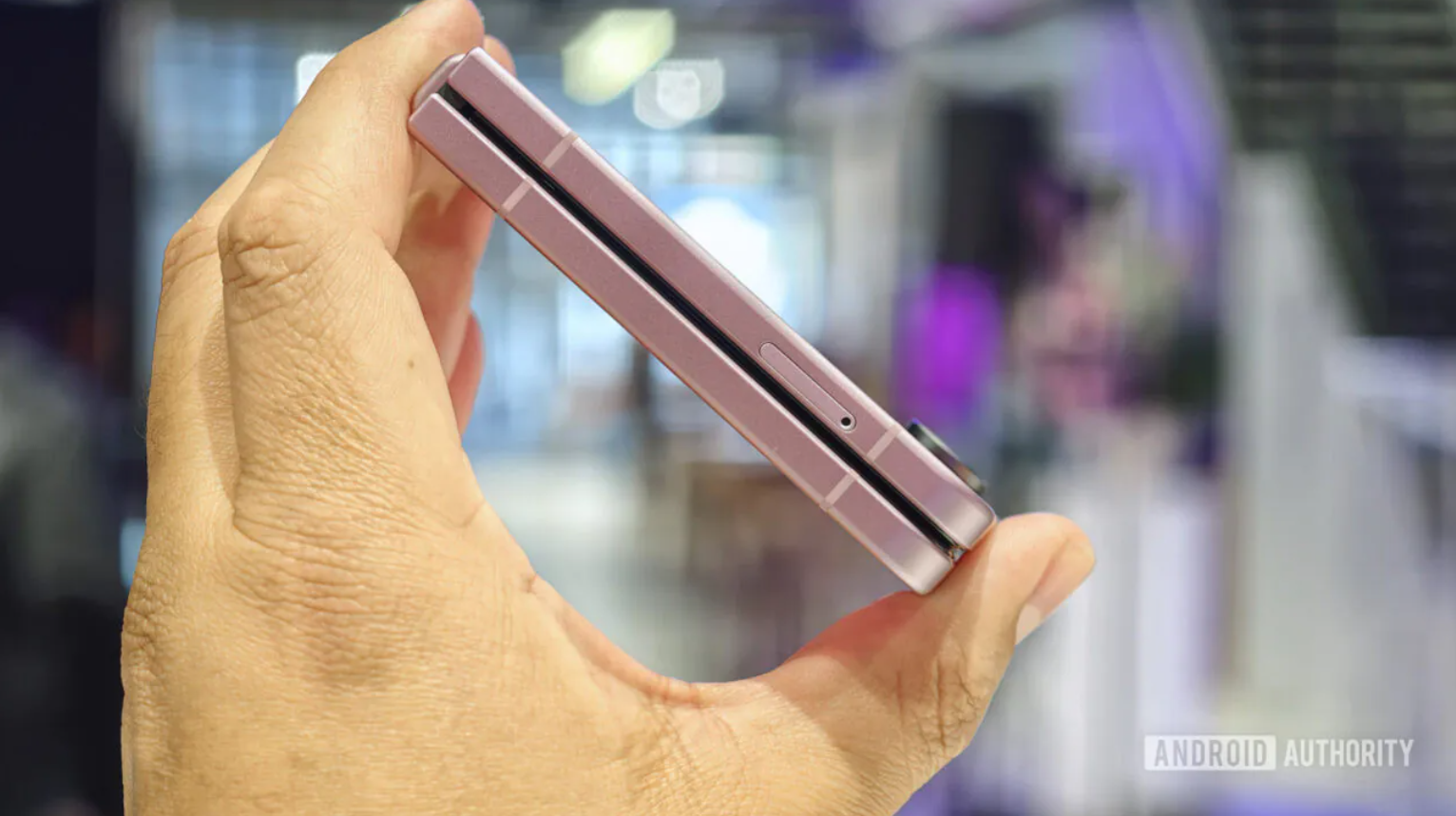 Galaxy Z Flip 8 khá mỏng.
