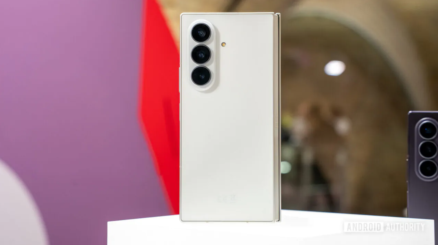 Galaxy Z Fold 8 Ultra màu trắng.