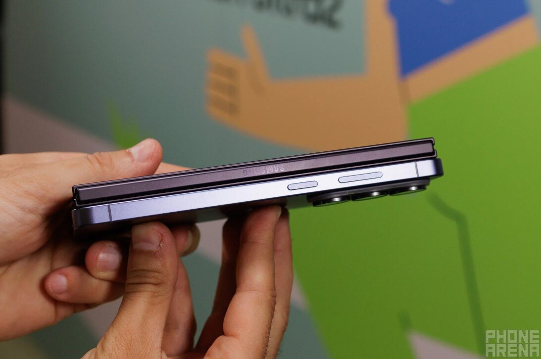 Khi gập Galaxy Z Fold 8 Ultra lại, Galaxy S26 Ultra vẫn dày hơn.